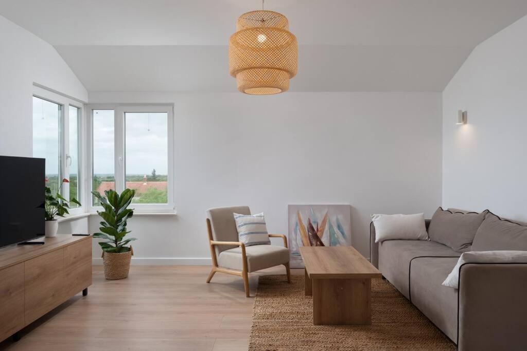 SmokovićSpacious and fully equipped apartment near Zadar的带沙发和电视的客厅