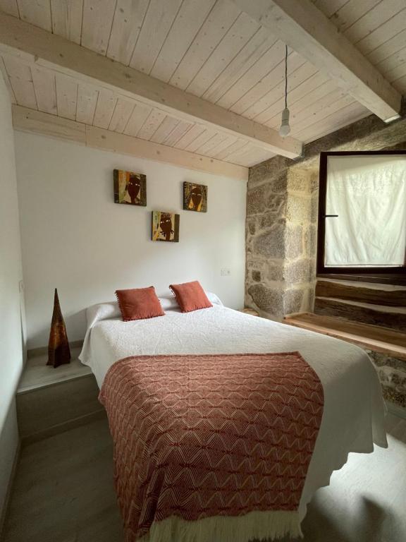 As Fontaiñas的一间卧室设有一张大床和一个窗户。