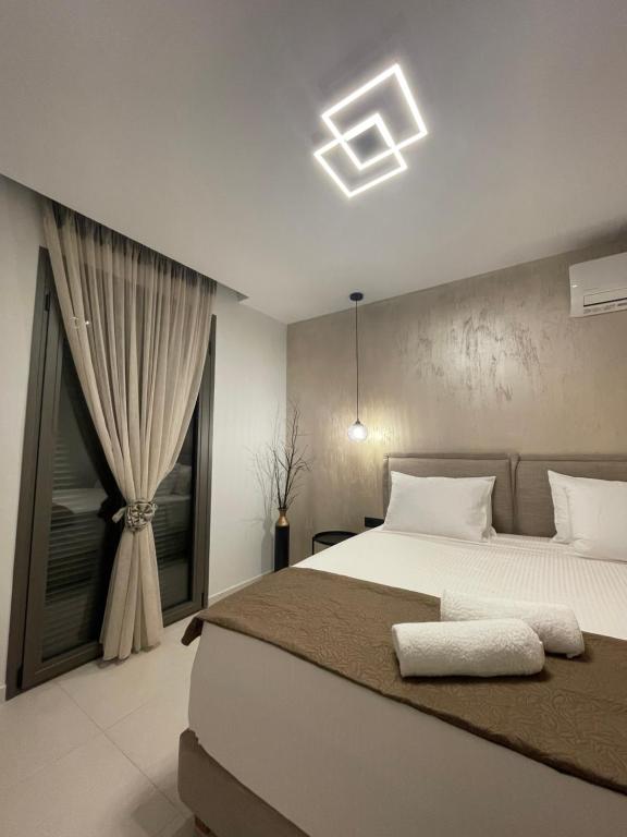 阿尔戈斯托利翁Casa De Afrodite的一间卧室设有一张大床和一个窗户。