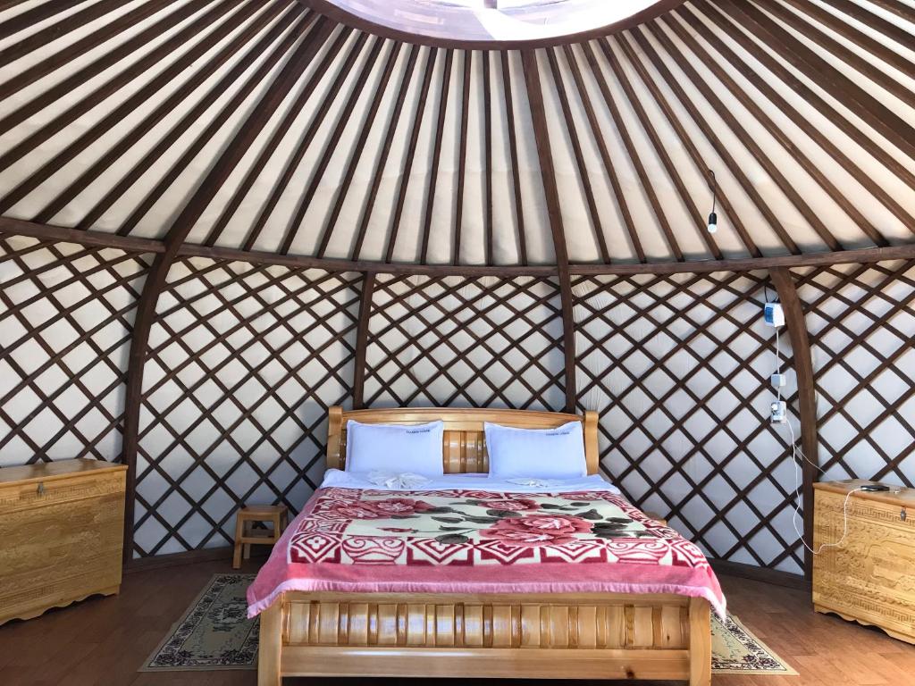 HujirtTalbiun Lodge的蒙古包内一间卧室,配有一张床