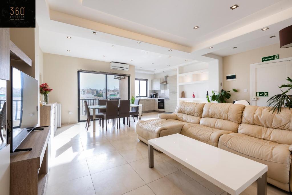 圣朱利安斯Beautiful, spacious 3BR home with private Balcony with 360 Estates的客厅配有沙发和桌子