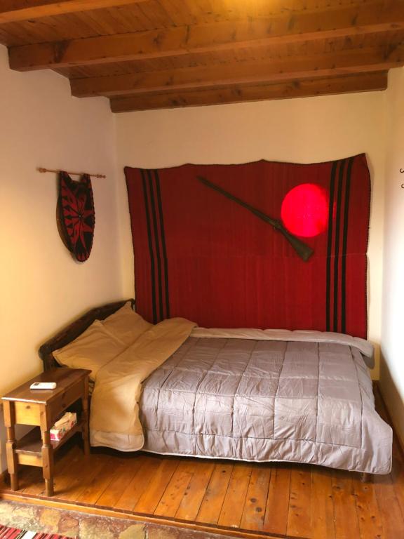 卡莱维斯Koumos的一间卧室配有一张红色床头板的床
