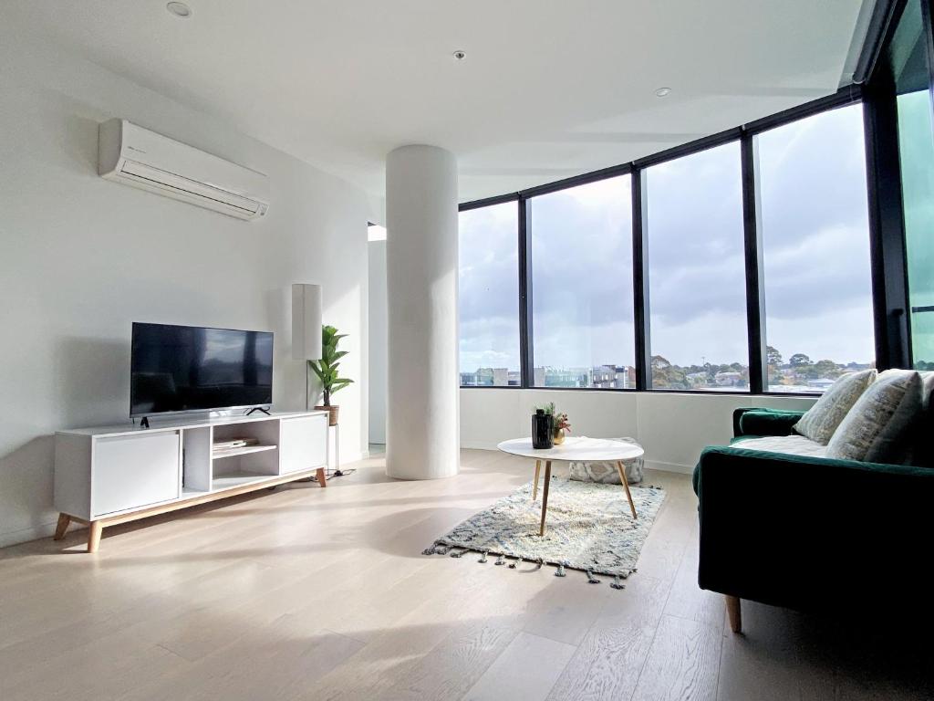 格伦韦弗利Skygarden Luxury Condo的带沙发和电视的客厅