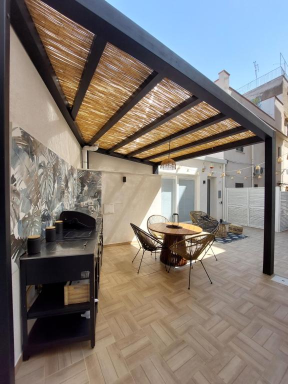 蒙德罗Curtigghiu Mondello的庭院配有桌椅,铺有木地板。