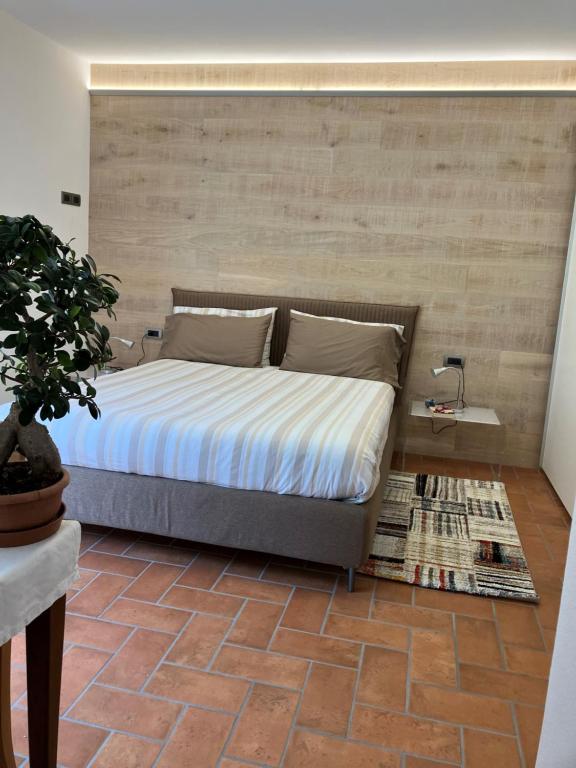 Margnorelaxing green panorama的卧室配有一张砖地板床
