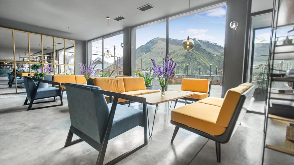 卡兹贝吉Hotel Memoir Kazbegi by DNT Group的山景用餐室配有桌椅
