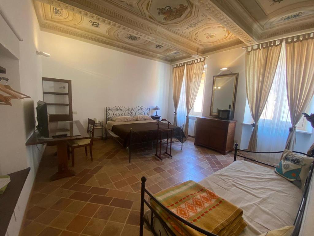 佩萨罗皮吉奥托酒店的客厅配有床和桌子