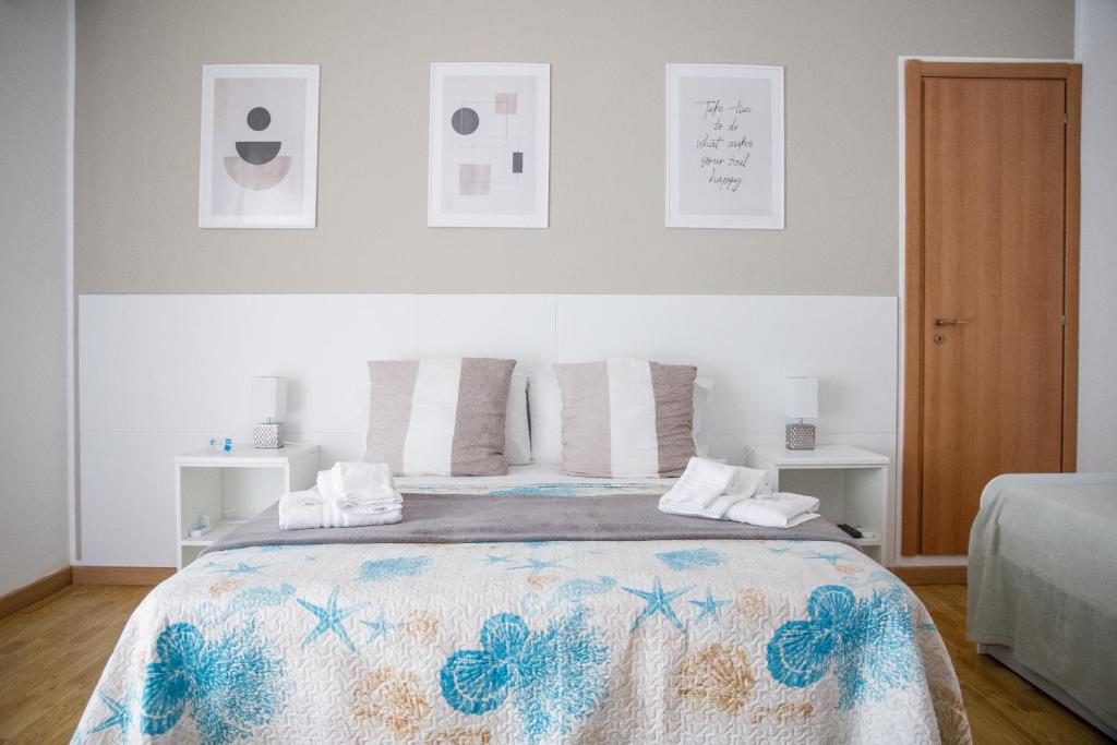 克罗托内皮塔戈拉住宿加早餐旅馆的一间卧室配有一张带蓝色和白色床单的床。