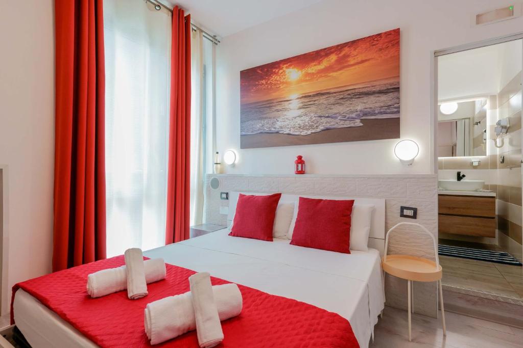 博洛尼亚Mirabilia Golden的一间卧室配有一张带红色枕头的大床