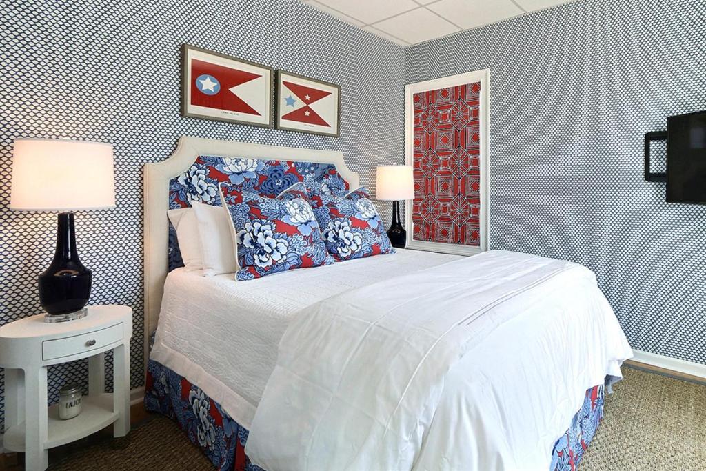泰比岛El Rey Collection 1的一间卧室配有一张床、两盏灯和一个窗户。