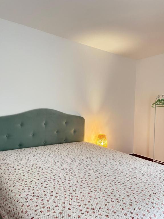 LedineSurčin Apartment的一间卧室配有一张带绿色床头板和灯的床。