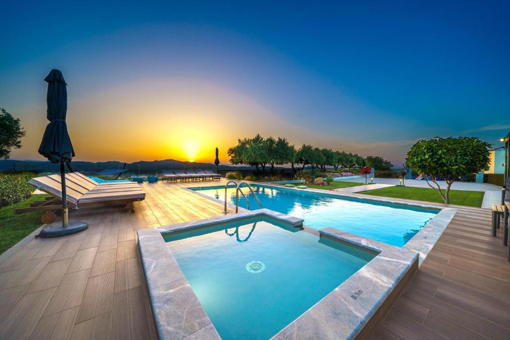 PerivóliaMythic Olive villa - Heated Pool - Amazing view的一座享有日落美景的大型游泳池