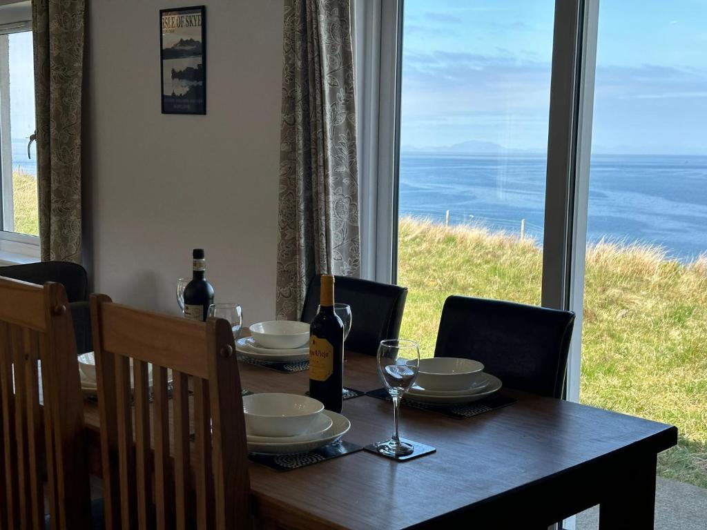 格伦代尔Eas Mor的一张餐桌,享有海景