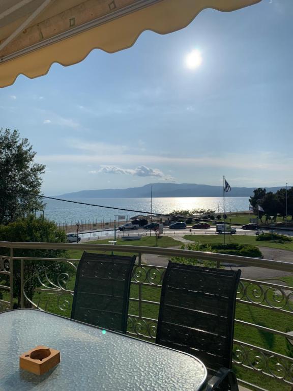 奥弗里安Vryzas Resort的海景阳台上的桌椅