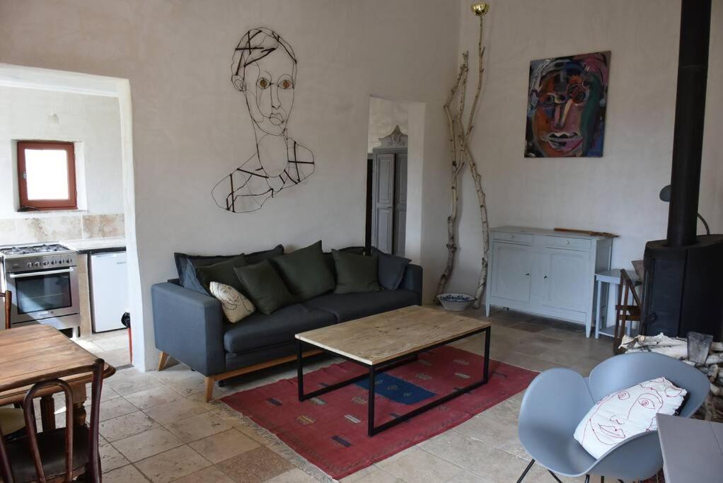 塞居勒La petite maison des artistes的客厅配有沙发和桌子