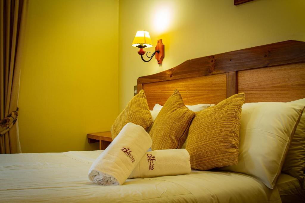 蒙特港德苏尔公寓酒店的一间卧室配有带枕头的床