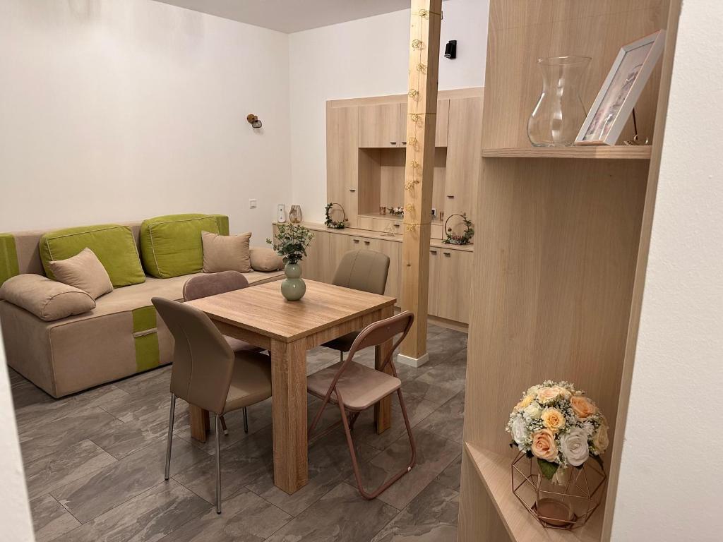 艾斯特根Infinity Apartman的客厅配有桌子和沙发