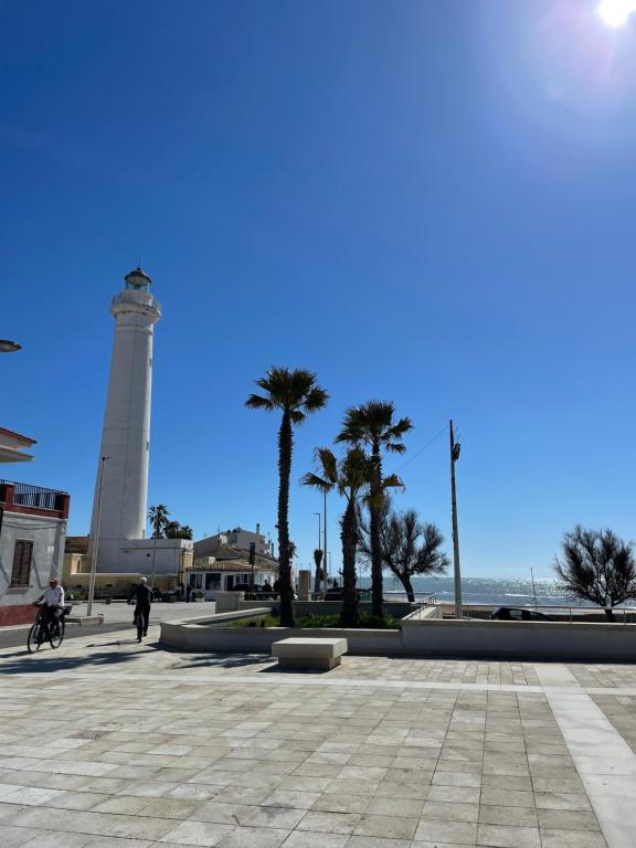 拉古萨码头Atmosfere di mare的一座灯塔,背景是一座灯塔