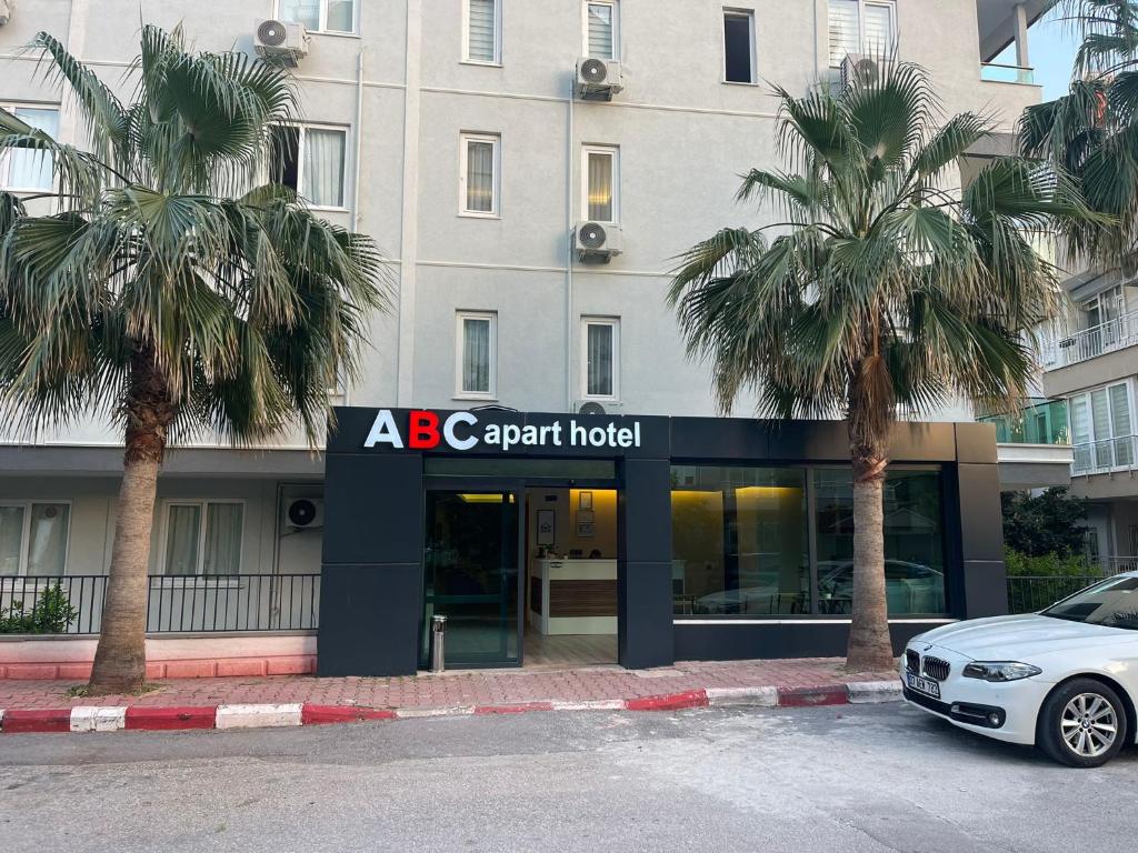 安塔利亚ABC Apart Hotel的停在公寓酒店前的停车场