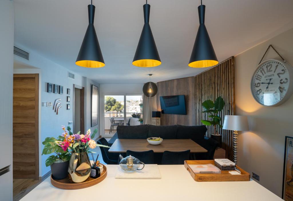 多列毛利诺斯Los Riscos Luxury Apartment - Torremolinos的客厅配有沙发和桌子