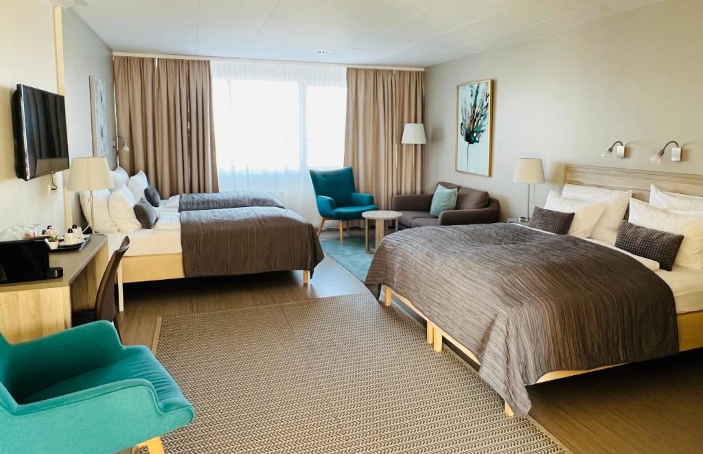 斯蒂克松鲁姆斯蒂基斯霍尔米弗兰斯库斯酒店的酒店客房设有一张大床和一张沙发。