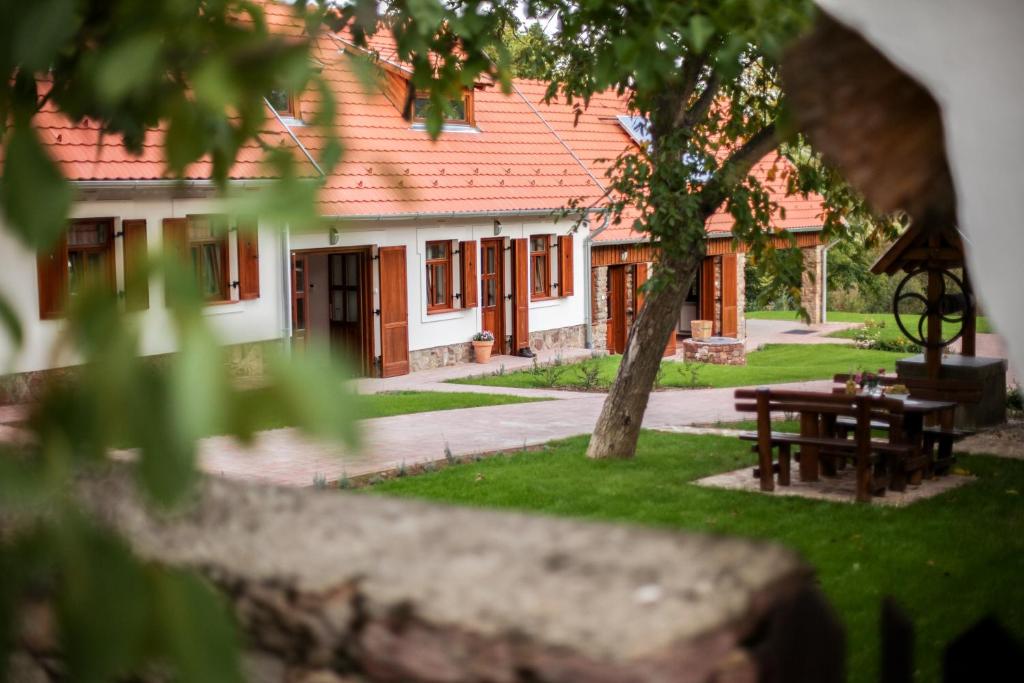 KékkútOszter-ház Kékkút的院子里带野餐桌的房子