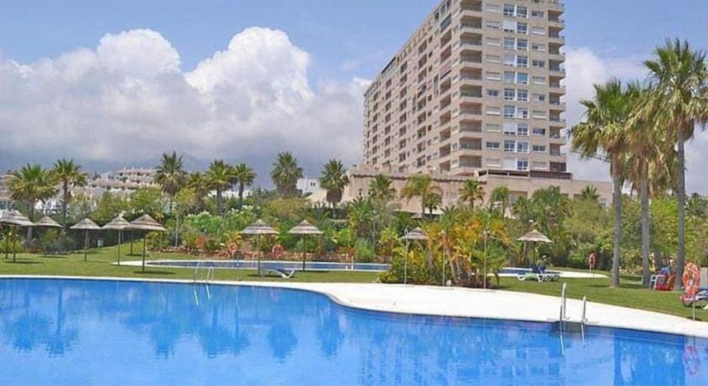 贝纳尔马德纳Apartamento Playa Torrequebrada Coloso的大型建筑前的大型游泳池