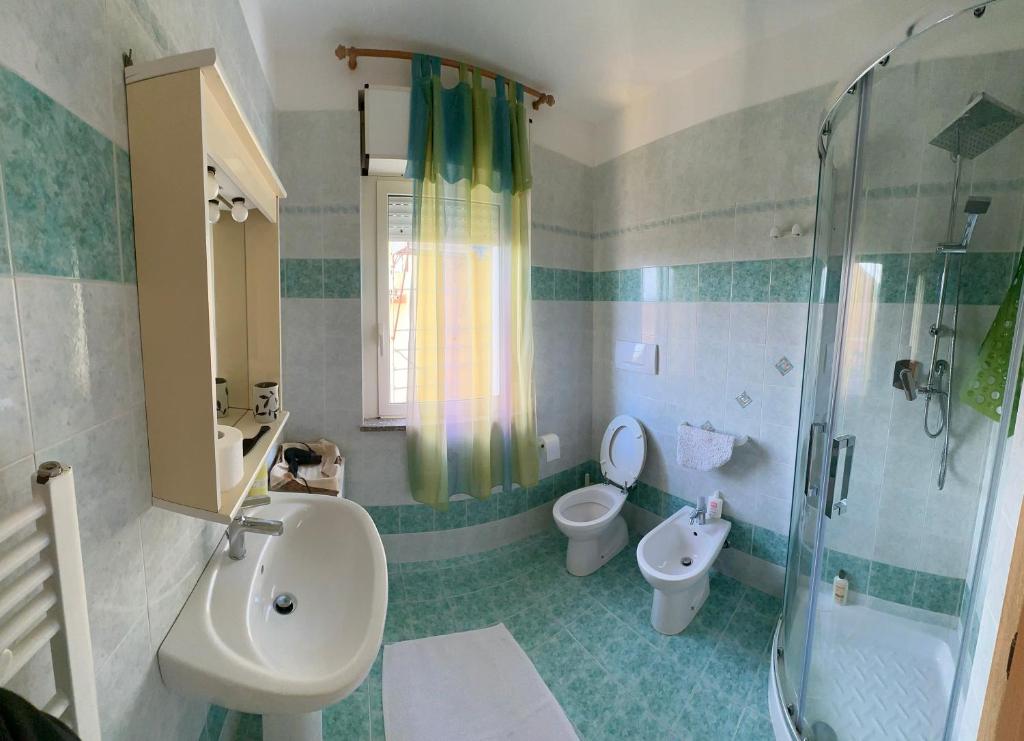 马达莱纳Appartamento Centrale, con posto auto.的一间带水槽、卫生间和淋浴的浴室