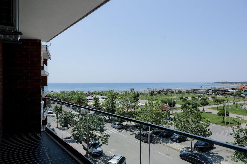维利波吉Fishta Apartments Q5 33的阳台享有街道和大海的景致。