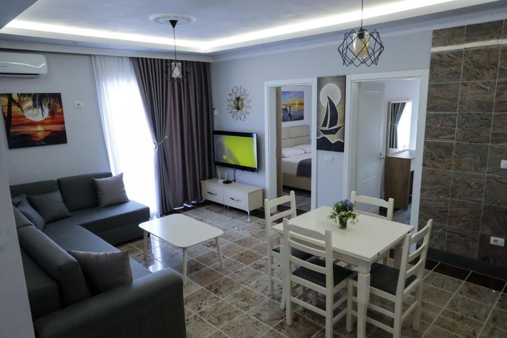 维利波吉Fishta apartments Q5 32的客厅配有沙发和桌子