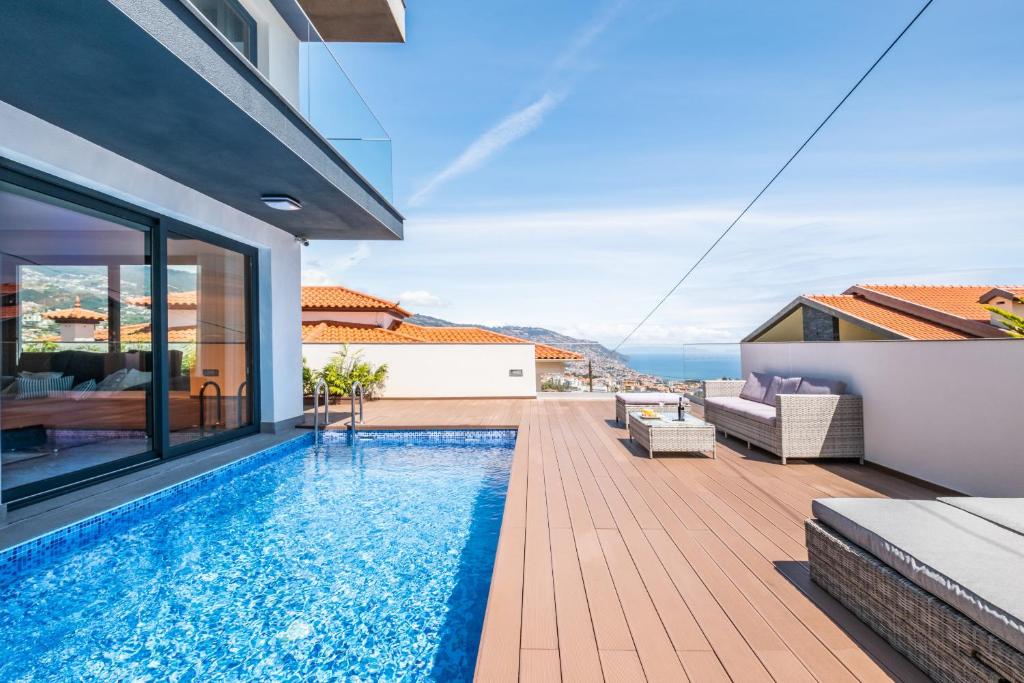 丰沙尔Belle Maison I by Madeira Sun Travel的一座房子后院的游泳池