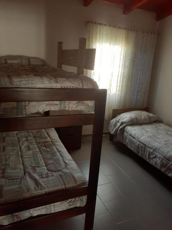 马拉圭Casa Santa Elena的一间卧室设有两张双层床和一扇窗户。