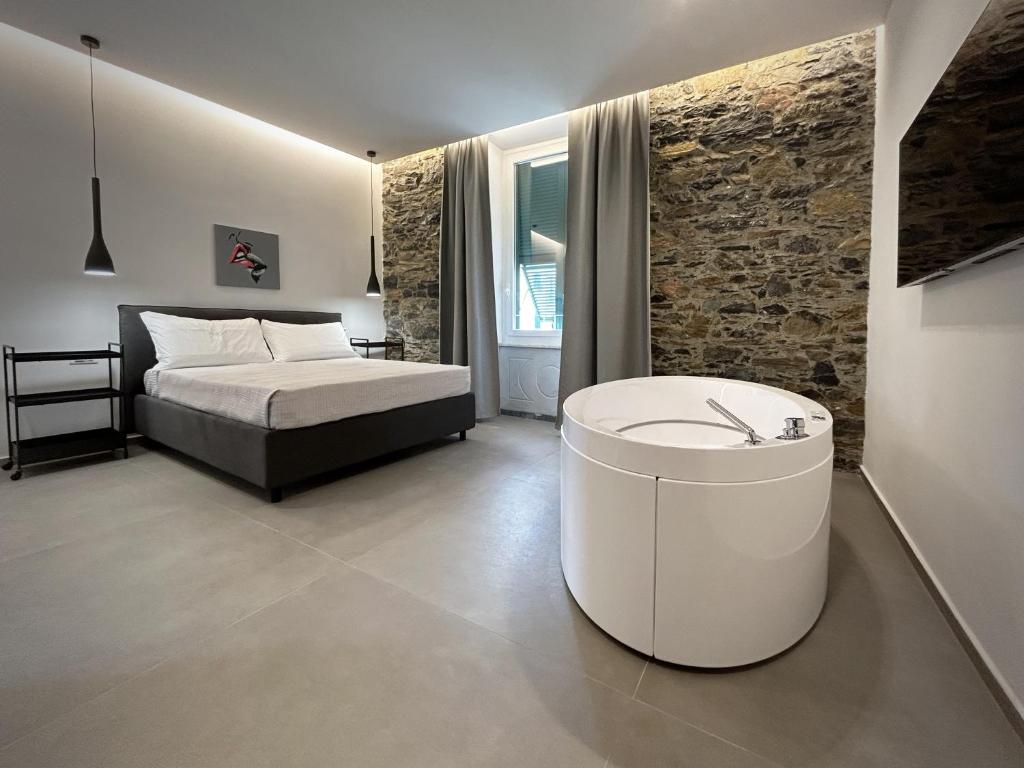 斯培西亚New Moon Rooms的一间卧室配有一张床和一个浴缸