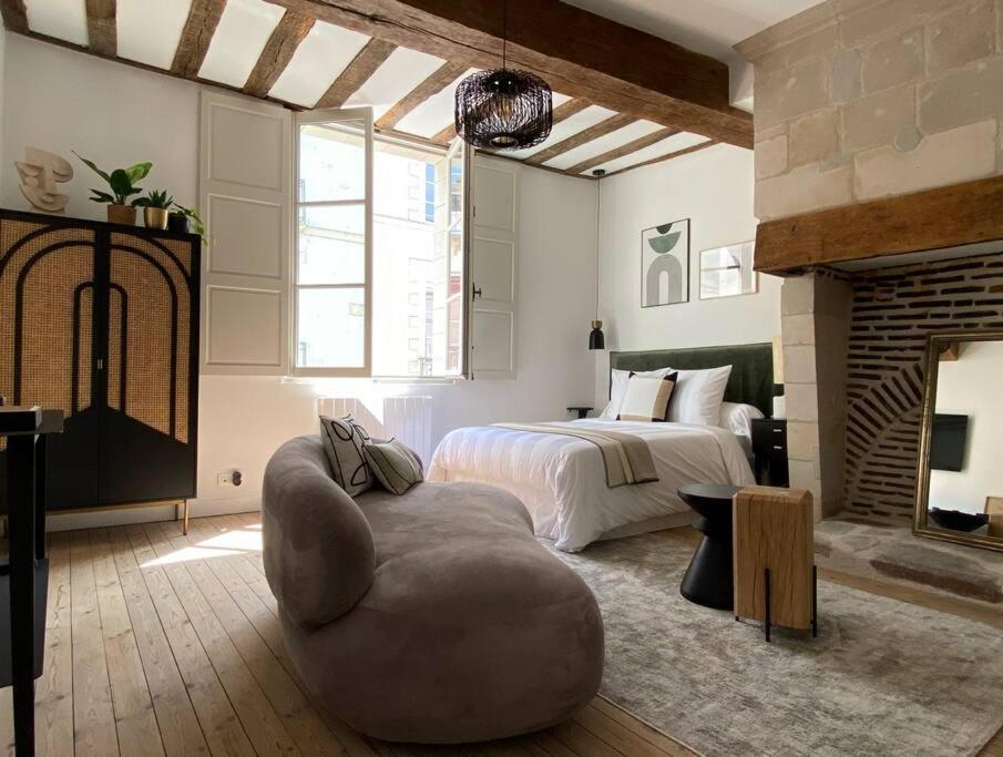 南特GUSTAVE - Quartier Historique的一间卧室配有一张床、一张沙发和一把椅子