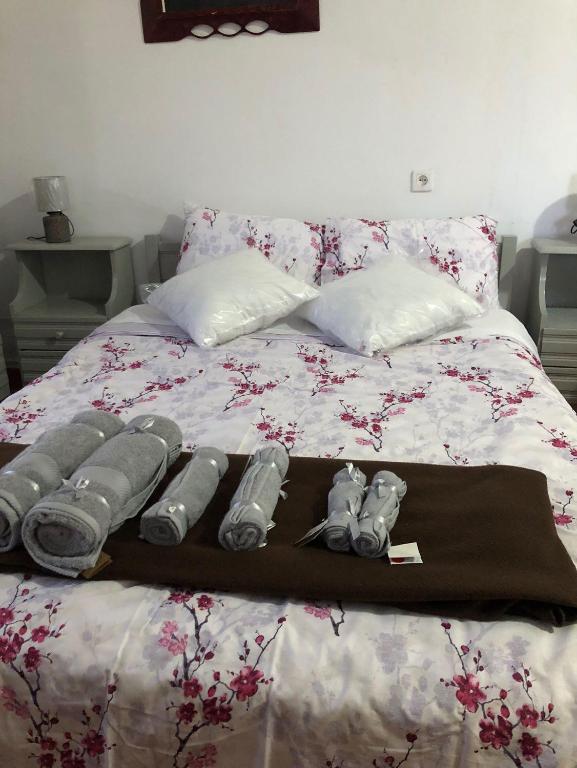 克兰尼蒂Tasos_Studios&Apartments 2的一张床上有一堆枕头