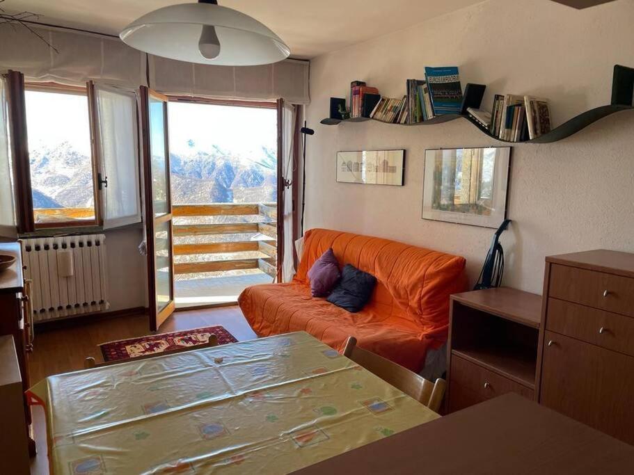 普拉托讷沃斯Monolocale Bellavista的客厅配有橙色沙发和桌子