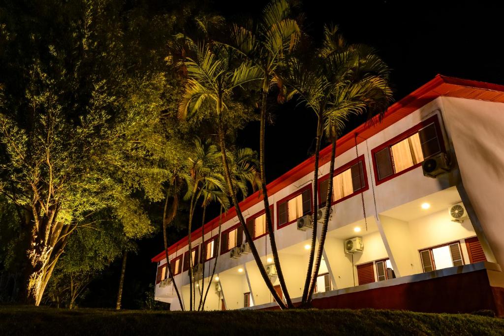 阿瓜斯迪林多亚Hotel Fazenda Aguas de Lindoia的一座棕榈树建筑