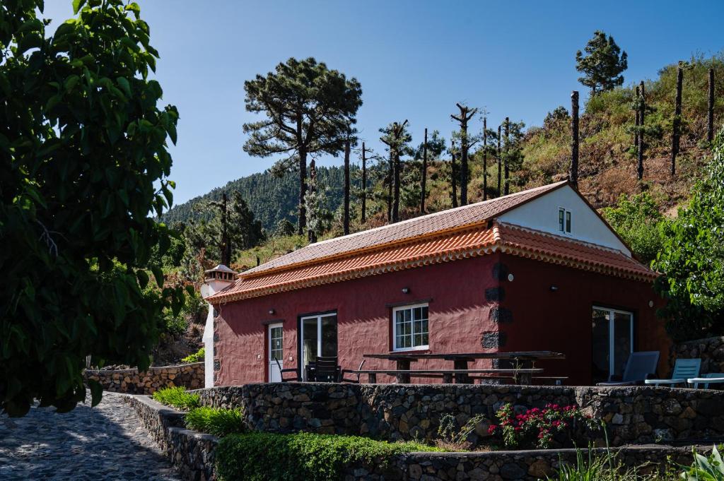 埃尔帕索Casa Rustica的山中一座红色的小房子