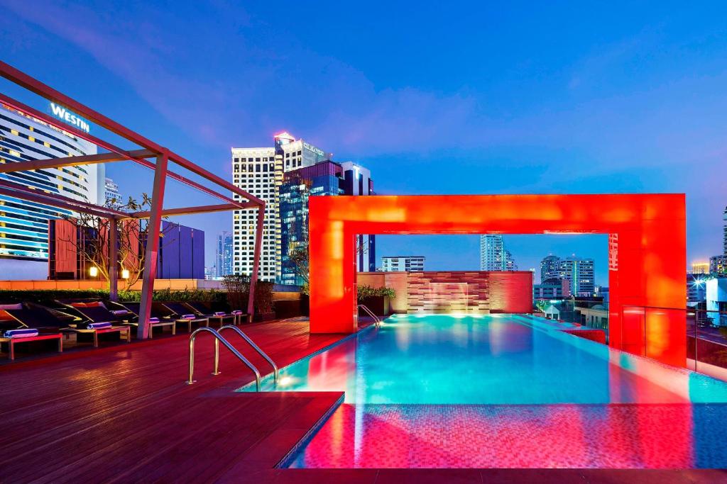 曼谷素坤逸 15 号喜来登曼谷四点酒店的一座城市天际线建筑屋顶上的游泳池