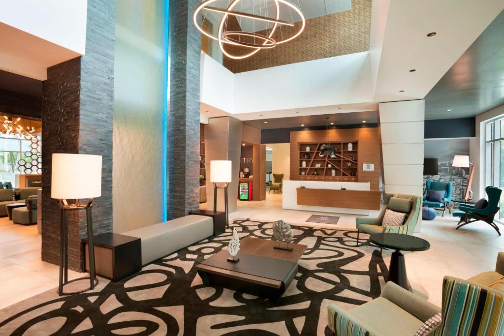 迈阿密迈阿密机场福朋喜来登酒店的一个带沙发和椅子的酒店大堂