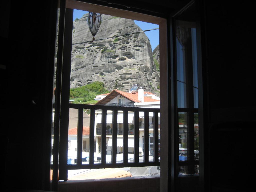 卡兰巴卡神话宾馆的窗户享有山景。