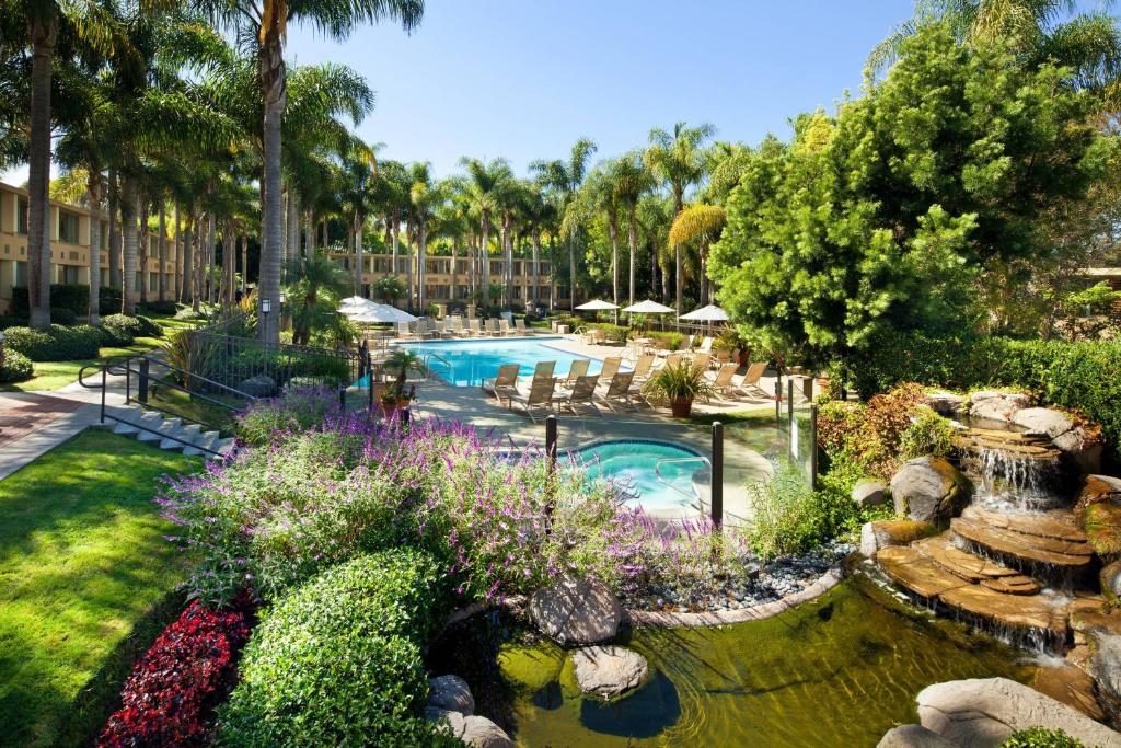 圣地亚哥拉霍亚喜来登酒店的一座带鲜花和喷泉的度假游泳池