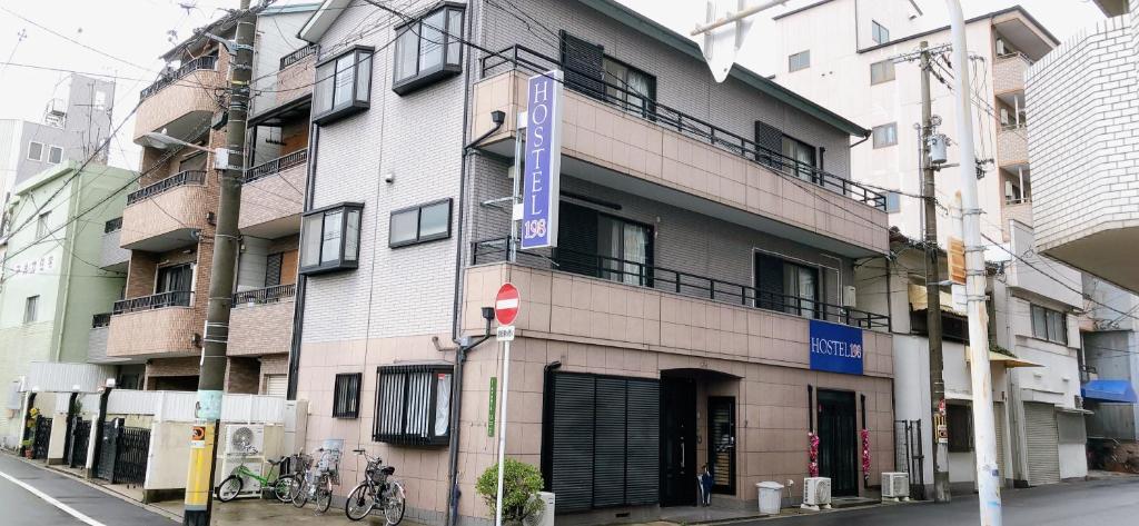 大阪HOSTEL198的一面有紫色标志的建筑