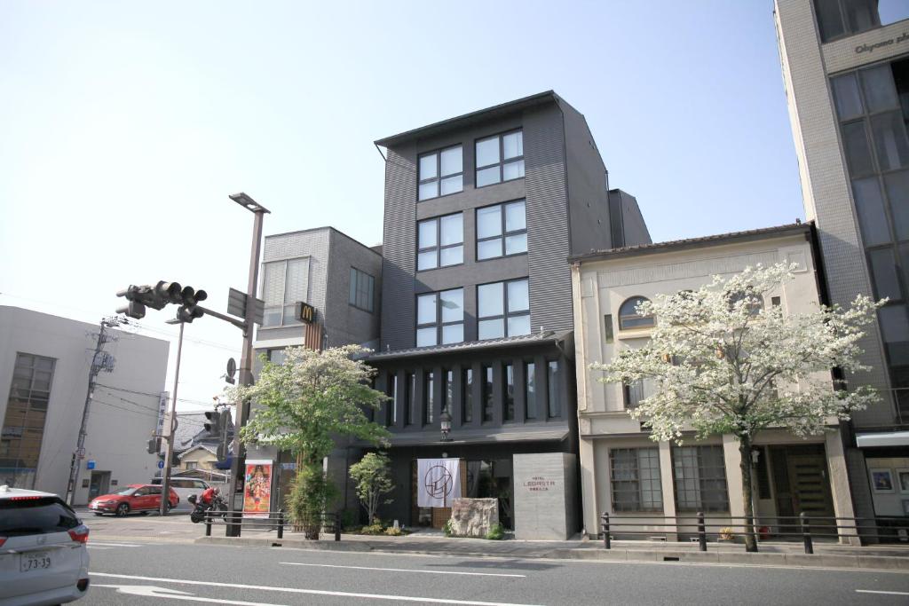 京都Hotel Legasta Kyoto Higashiyama Sanjo的城市街道拐角处的建筑物