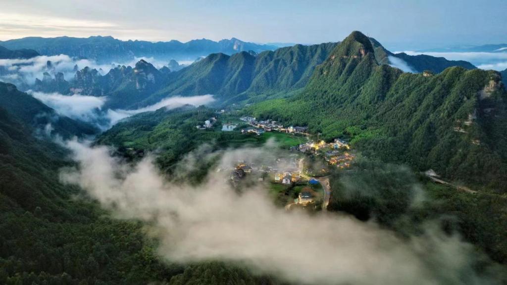 张家界Avatar Mountain Resort的云层的山谷空中景色