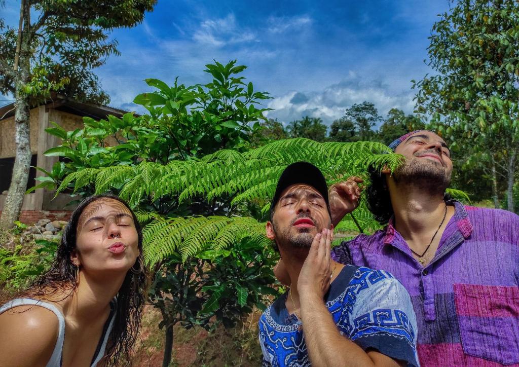 SindanglakaFarmstay Manangel的站在植物旁边的三人小组