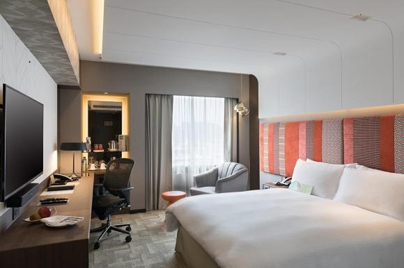 台北台北亚都丽致大饭店的酒店客房设有一张大床和一张书桌。
