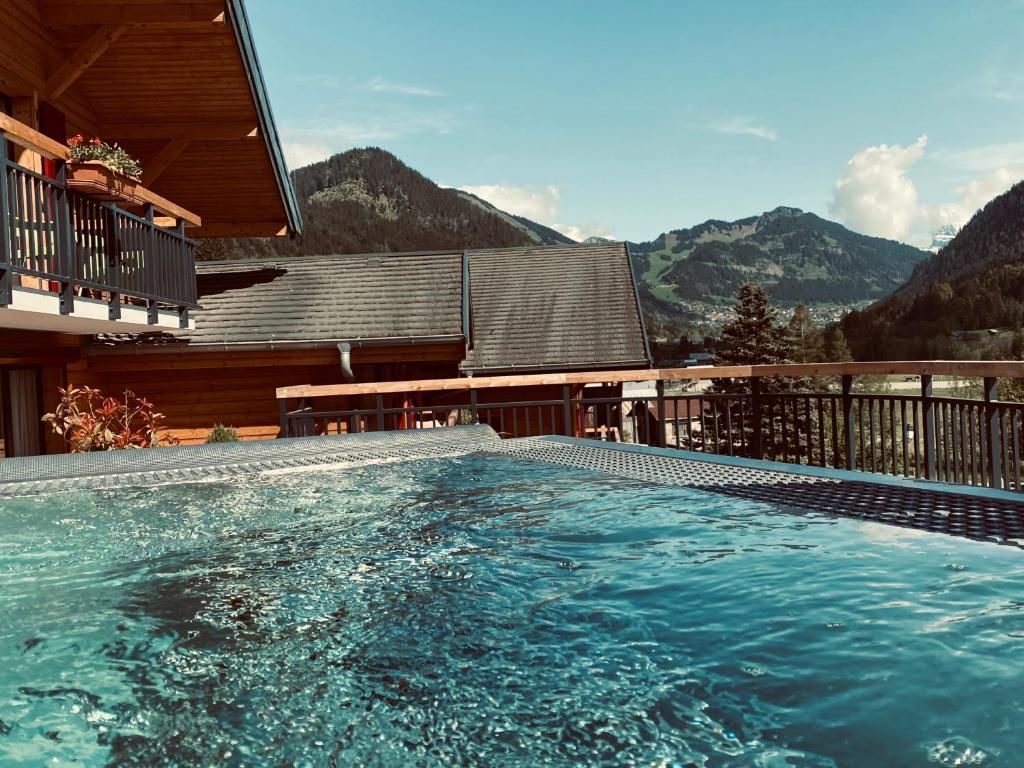拉夏贝尔德邦达Terra-Beka Lodge的一座山房前的游泳池