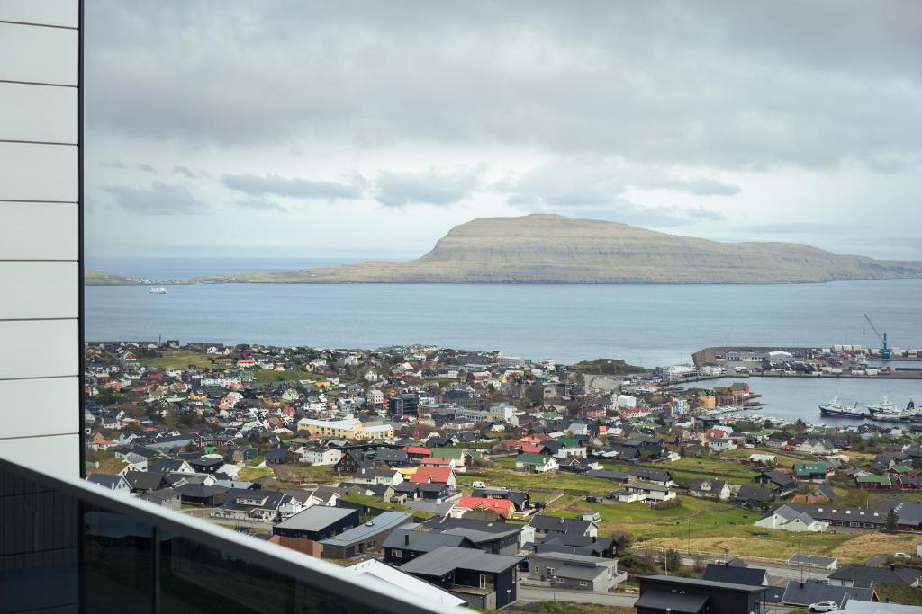 托尔斯港Nordic Swan Aparthotel with Panoramic Seaview的享有以山为背景的城镇美景