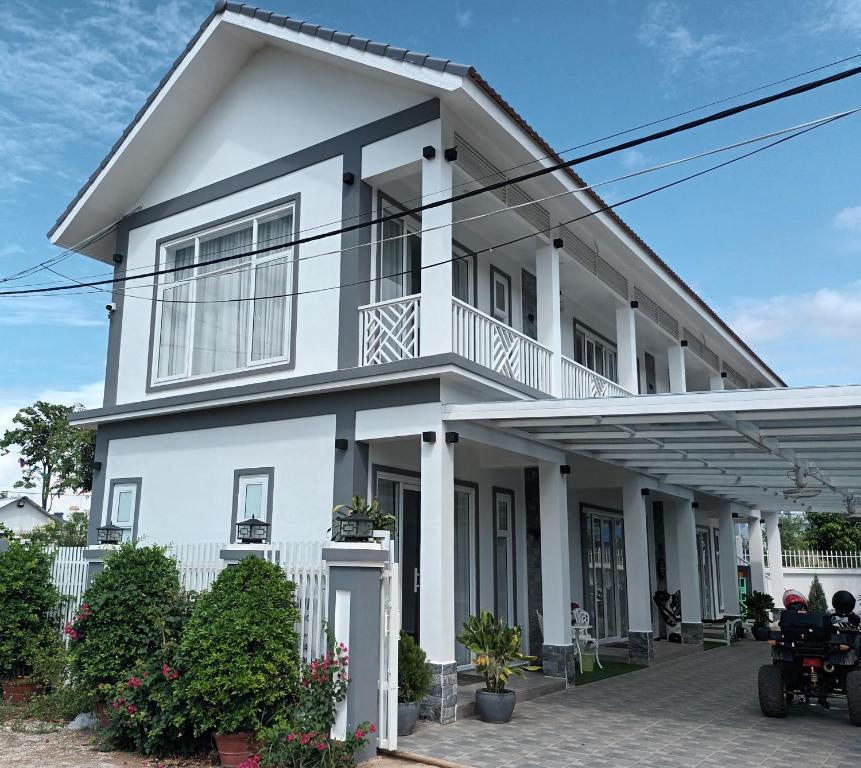 贡布Cambodian SUN Guesthouse的白色房屋 - 带阳台